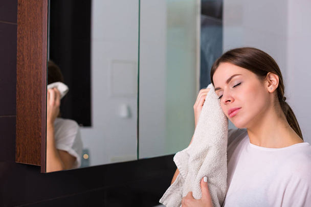 Kobieta, zmywania twarzy - Zdjęcie, obraz