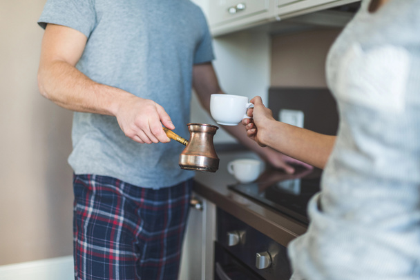  Ehepaar bereitet Kaffee zu - Foto, Bild