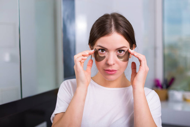 Frau mit Hydrogel-Augenklappen - Foto, Bild