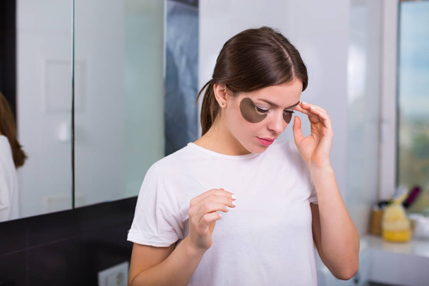 Vrouw met hydrogel oog patches - Foto, afbeelding