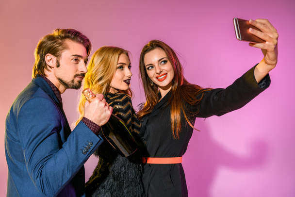 man and two girls taking selfie - Foto, Imagen