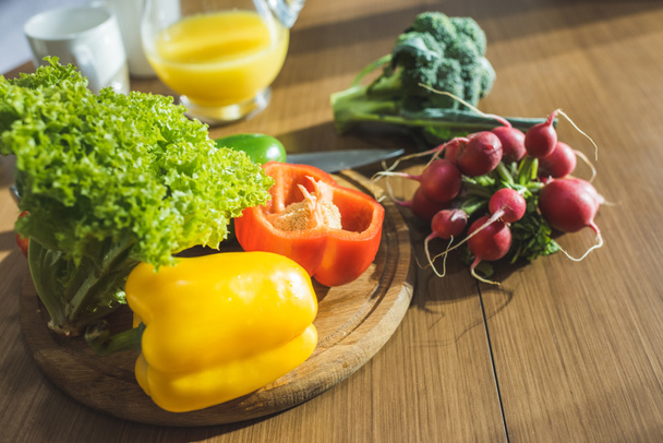 Fresh vegetables and cutting board - Zdjęcie, obraz