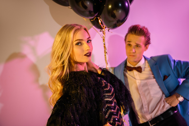 young couple posing with balloons  - Foto, imagen