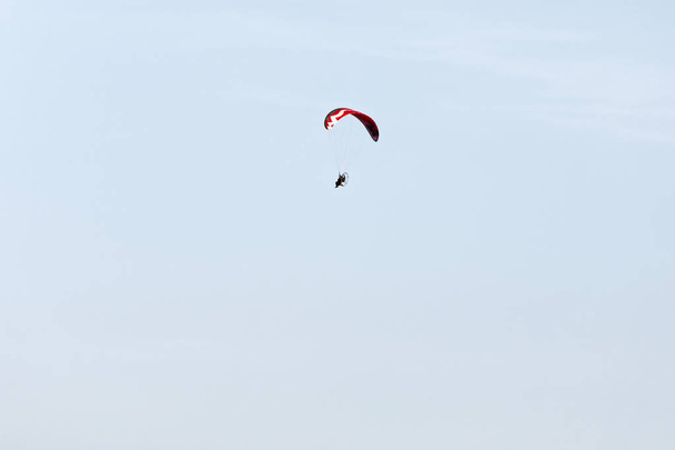Paraquedas Deslizando através do céu
 - Foto, Imagem