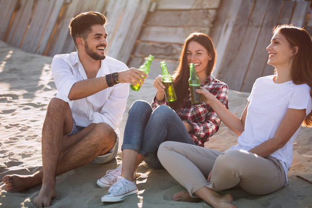  friends talking and drinking beer - Foto, imagen