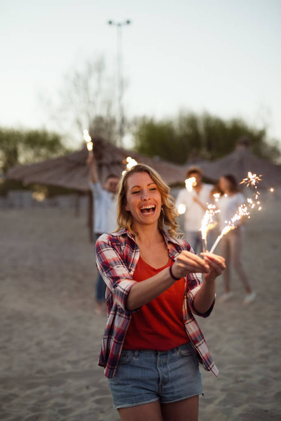  young girl holding burning sparkle - Foto, Bild