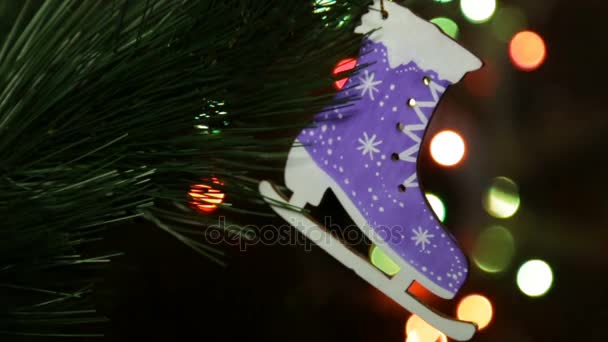 Χριστουγεννιάτικο ξύλινο παιχνίδι στο χριστουγεννιάτικο δέντρο. Χριστουγεννιάτικα Eco Toy Skates - Πλάνα, βίντεο