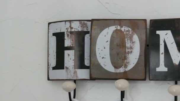 Χαριτωμένο μοντέρνα κρεμάστρα στον τοίχο του σπιτιού με ζεστό τίτλος - Πλάνα, βίντεο