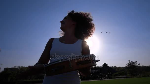Mujer joven tocando la pandereta
 - Metraje, vídeo