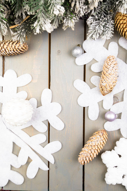 Copo de nieve decorativo, árbol de Navidad y cono sobre fondo de madera. Tarjeta de felicitación navideña. Copiar espacio. Vista superior. Puesta plana
. - Foto, Imagen