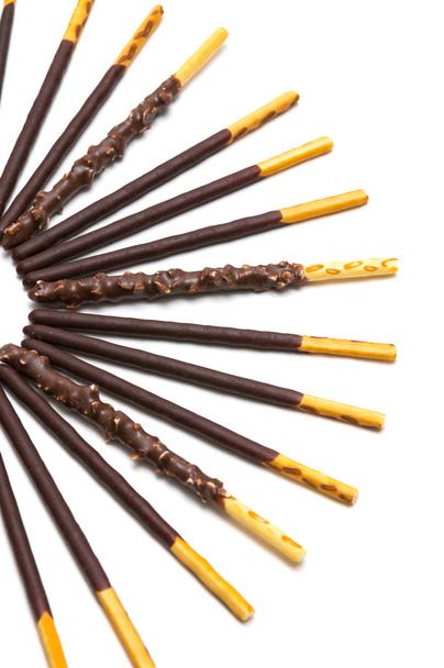 Шоколадні заповнені бісквітні палички на білому тлі
 - Фото, зображення