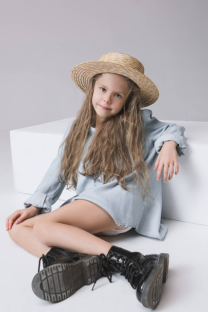 Elegante jovem adolescente sobre fundo cinza
 - Foto, Imagem