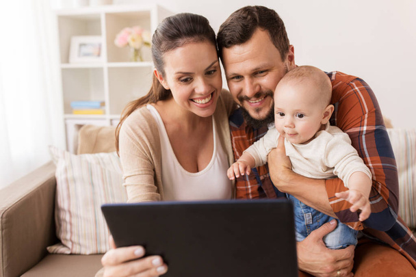 madre, padre e hijo con tableta PC en casa
 - Foto, imagen
