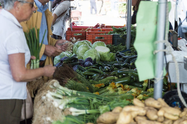 Banco de verduras en el mercado
 - Foto, imagen