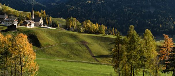 Alpin kylä Santa Magdalena Val di Funes, Etelä-Tiroli Italiassa
.  - Valokuva, kuva