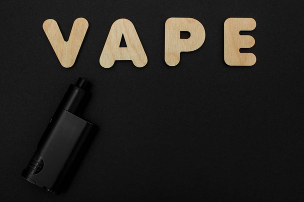 アーク プラズマ蒸着法に対してタバコ。黒っぽい背景に電子タバコ。年 - 現代 vaping デバイスの人気のあるデバイス. - 写真・画像