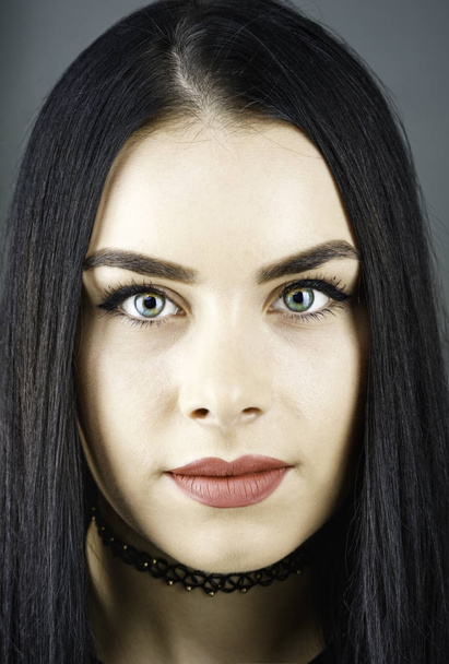 Portrait of a brunette with beautiful eyes in the studio - Fotó, kép