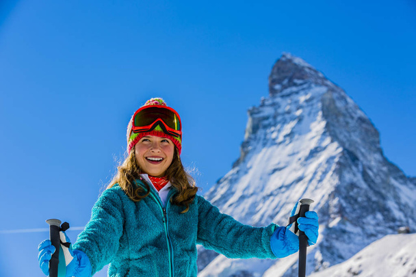 Дівчина катається на лижах на снігу в сонячний день у горах. Гірськолижний в
 - Фото, зображення