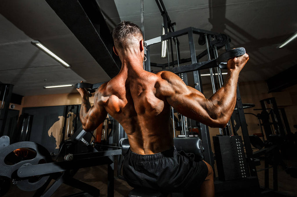 Strong Bodybuilder Doing Heavy Weight Exercise For Back - Foto, afbeelding