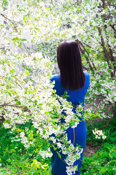 Bahar Çiçek bahçesinde genç güzel kadın - Fotoğraf, Görsel
