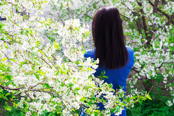 Bahar Çiçek bahçesinde genç güzel kadın - Fotoğraf, Görsel