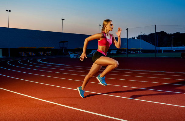 Futó futásnak siker felé fuss úton fut atlétikai pálya. Cél elérésének koncepció. - Fotó, kép