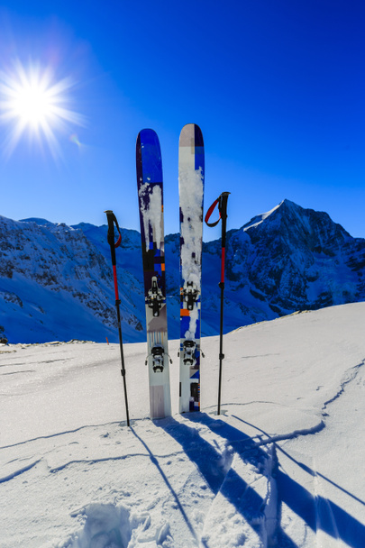 Narciarskiego w sezonie zimowym, góry i touring narty backcountry equi - Zdjęcie, obraz