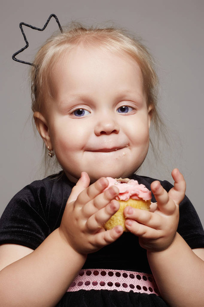 baby child with a cake - Fotó, kép