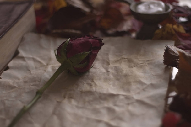 Üres régi papír, rózsa és egy gyertya és a Biblia a fából készült asztal - Fotó, kép