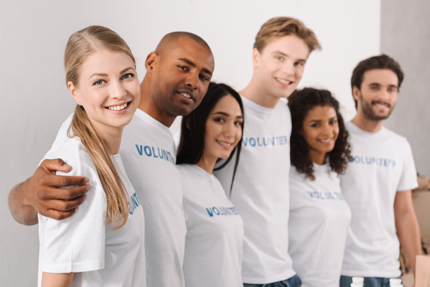 багатоетнічна група волонтерів
 - Фото, зображення