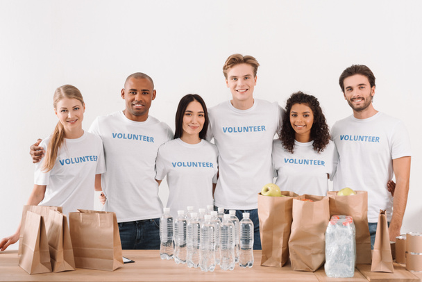 grupo multiétnico de voluntarios
 - Foto, Imagen