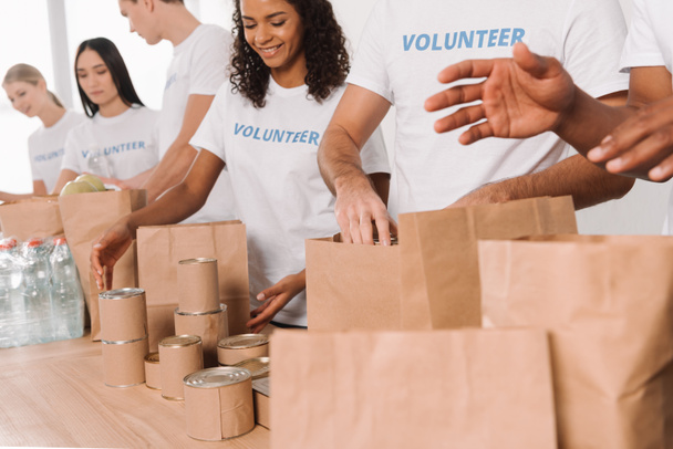 wolontariuszy, wprowadzenie żywności i napojów do torby - Zdjęcie, obraz