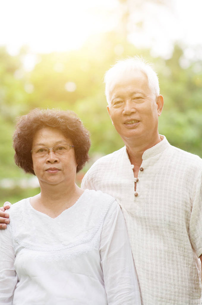 Portret szczęśliwy starszych Azjatki pary. - Zdjęcie, obraz