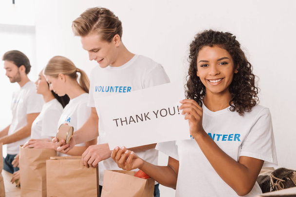vrijwilligers houden van liefdadigheid plakkaat - Foto, afbeelding