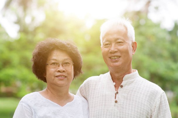 Щаслива похилого віку азіатська пара посміхається. - Фото, зображення