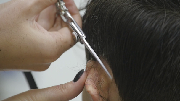 Naisten kampaaja tekee muotoilu hänen hiukset lyhyet hiukset. hidastettuna
 - Materiaali, video
