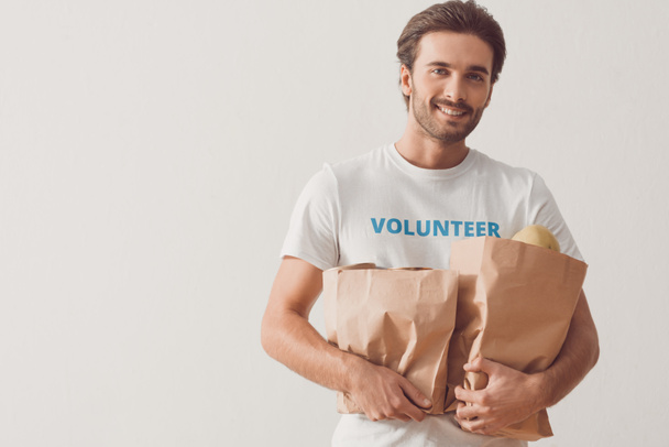 voluntario con bolsas de papel
 - Foto, Imagen