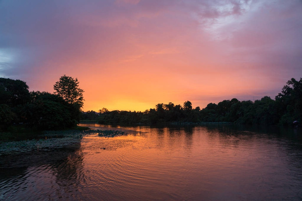 Veneretki joen Kwai auringonlaskun kanssa - Valokuva, kuva