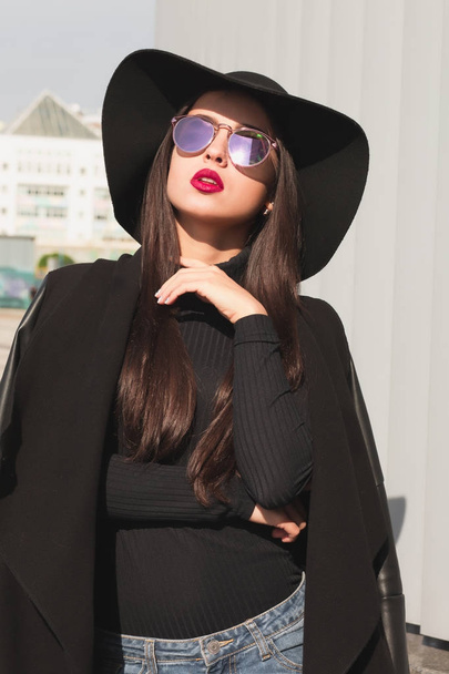 modelo jovem glamoroso vestindo casaco, chapéu de abas largas e espelho
 - Foto, Imagem