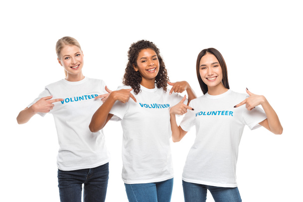 voluntarios señalando las señales en las camisetas
 - Foto, imagen