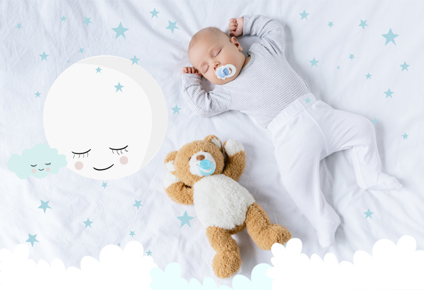 slapende baby met speelgoed - Foto, afbeelding