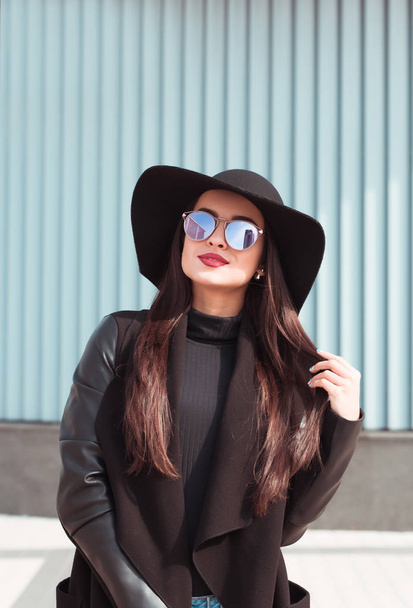 Portrait extérieur de charmante modèle brune portant un manteau noir
 - Photo, image