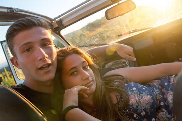 Счастливая пара в машине
 - Фото, изображение