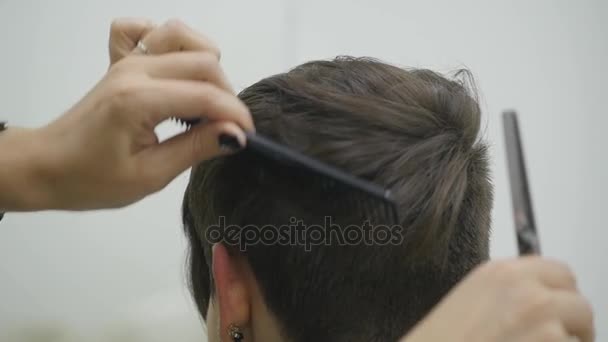 A cabeleireira mulher faz styling seu cabelo em cabelo curto
 - Filmagem, Vídeo