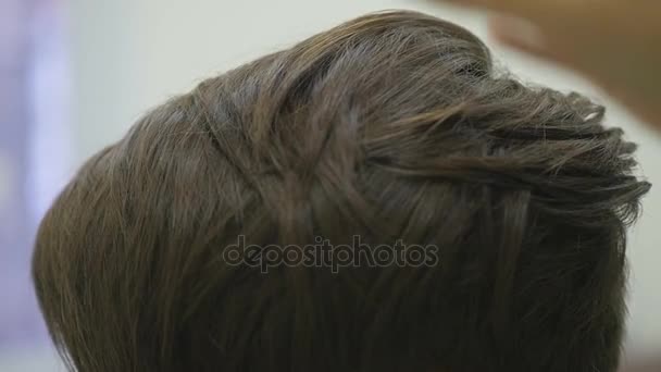 Naisten kampaaja tekee muotoilu hänen hiukset lyhyet hiukset. Sulje se. hidastettuna
 - Materiaali, video