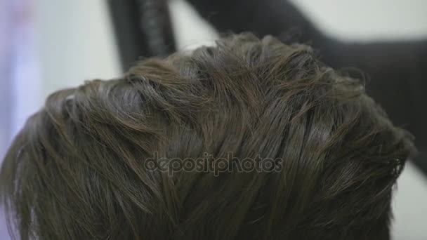 A womans fodrász teszi a haját stílus rövid haj. közelről. lassú mozgás - Felvétel, videó