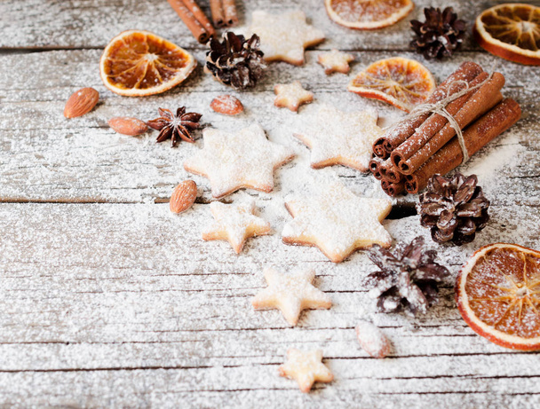 Natal biscoitos de gengibre estrelas em uma mesa de madeira e cortadores de biscoitos, foco seletivo
 - Foto, Imagem