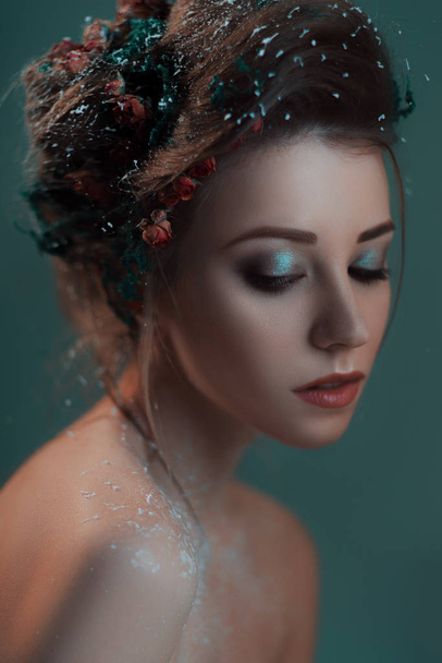 woman with flowers and snow in hair - Foto, Bild