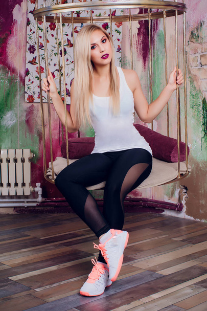 young blonde girl woman fitness trainer - Foto, afbeelding