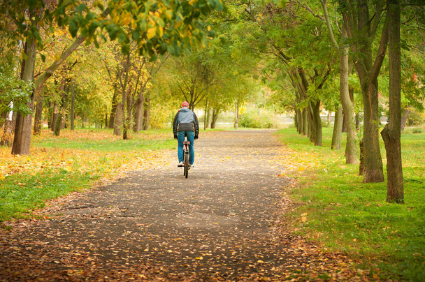 ο άνθρωπος βόλτες με ποδήλατο στο σοκάκι - Φωτογραφία, εικόνα